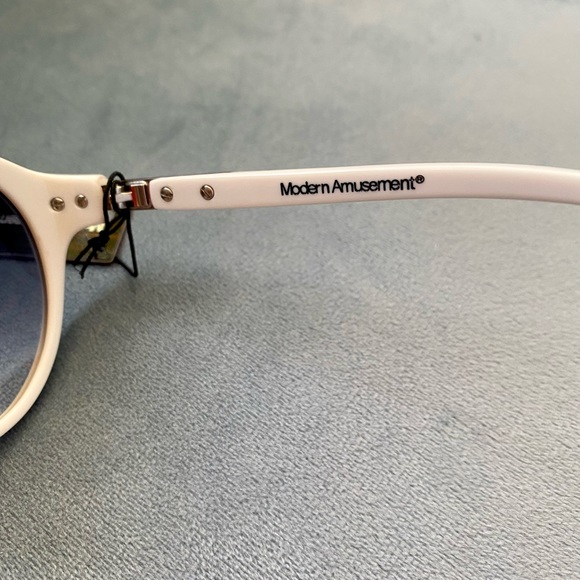 Brand New Modern Amusement “45’s” Oversize White Sunglasses - Picture 7 of 10